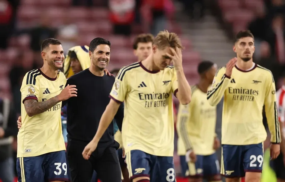 Sunderland defeated by Arsenal after Guimaraes goal and Raya penalty save image 1